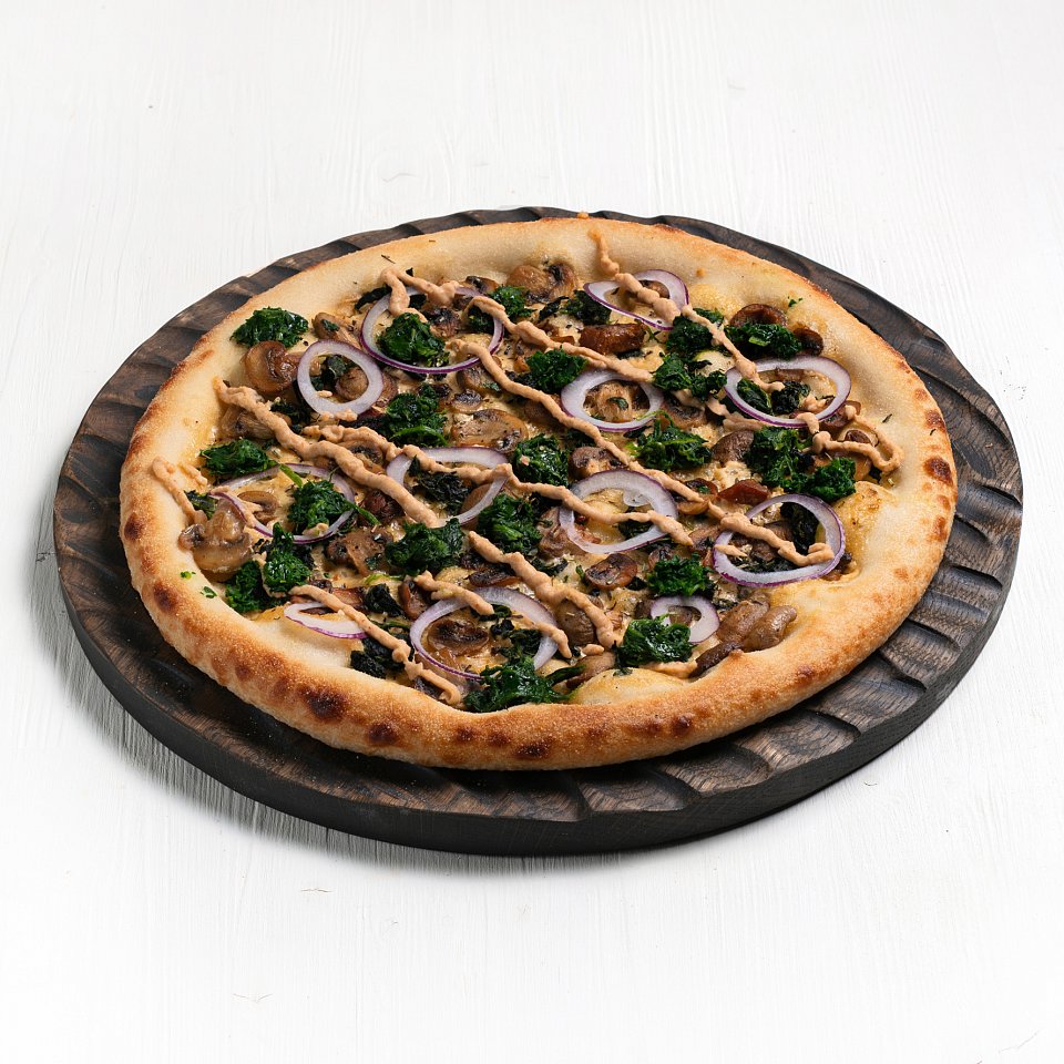 Веганская пицца с хумусом и грибами